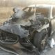 Un Mercedes a luat foc după ce șoferul s-a izbit într-un stâlp