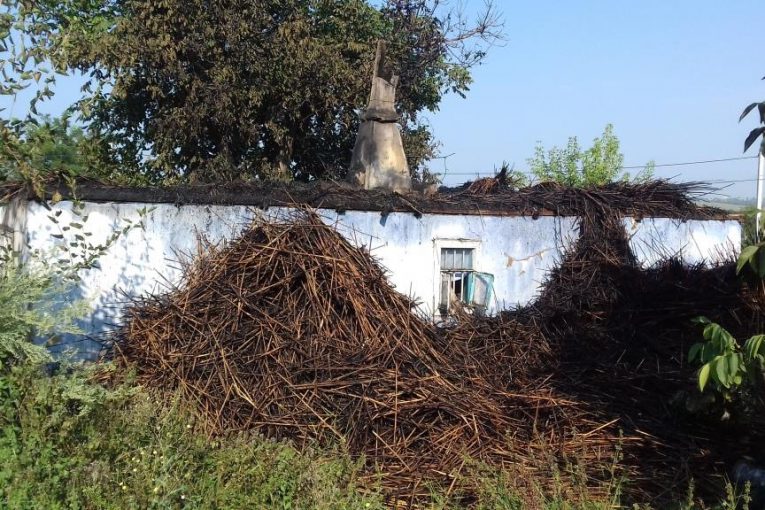 O femeie cu doi copii din satul Piatră au rămas fără casă, în urma unui incendiu