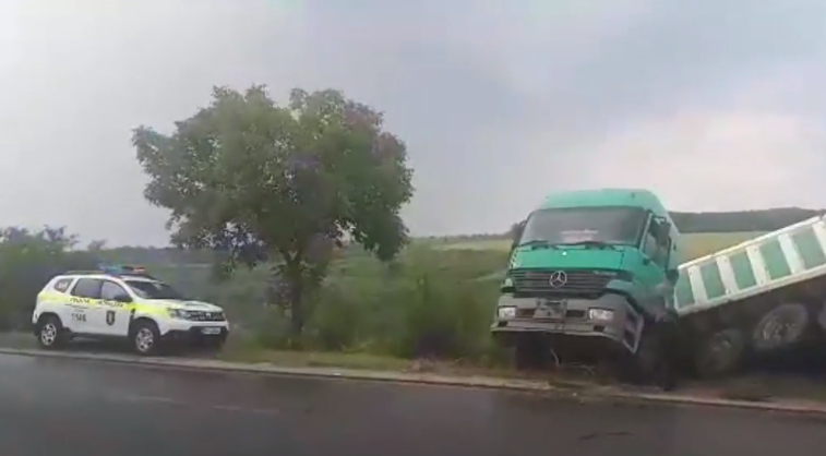 Un camion a derapat de pe traseul Hâncești-Chișinău