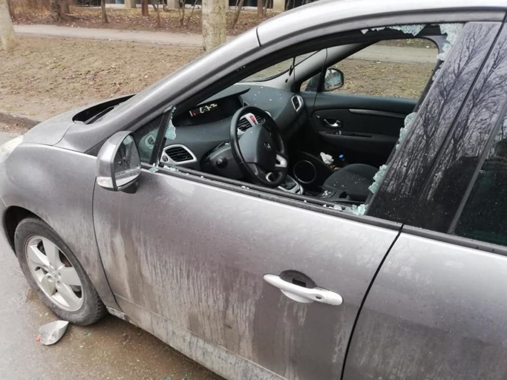 Разбиты окна машин. Машина разбитые окошки. Разбил окно в машине. Разбитый окно автомобил. Неизвестные разбили припаркованный автомобиль в Мурманске.