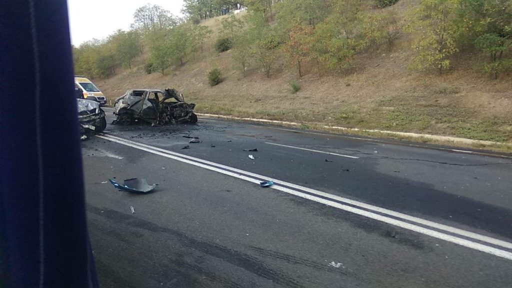 FOTO // Accident de proporții în raionul Ialoveni! Un automobil a ARS complet în urma loviturii