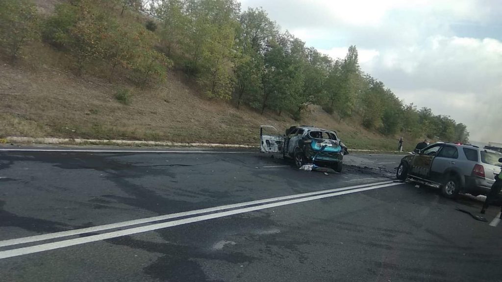 FOTO // Accident de proporții în raionul Ialoveni! Un automobil a ARS complet în urma loviturii