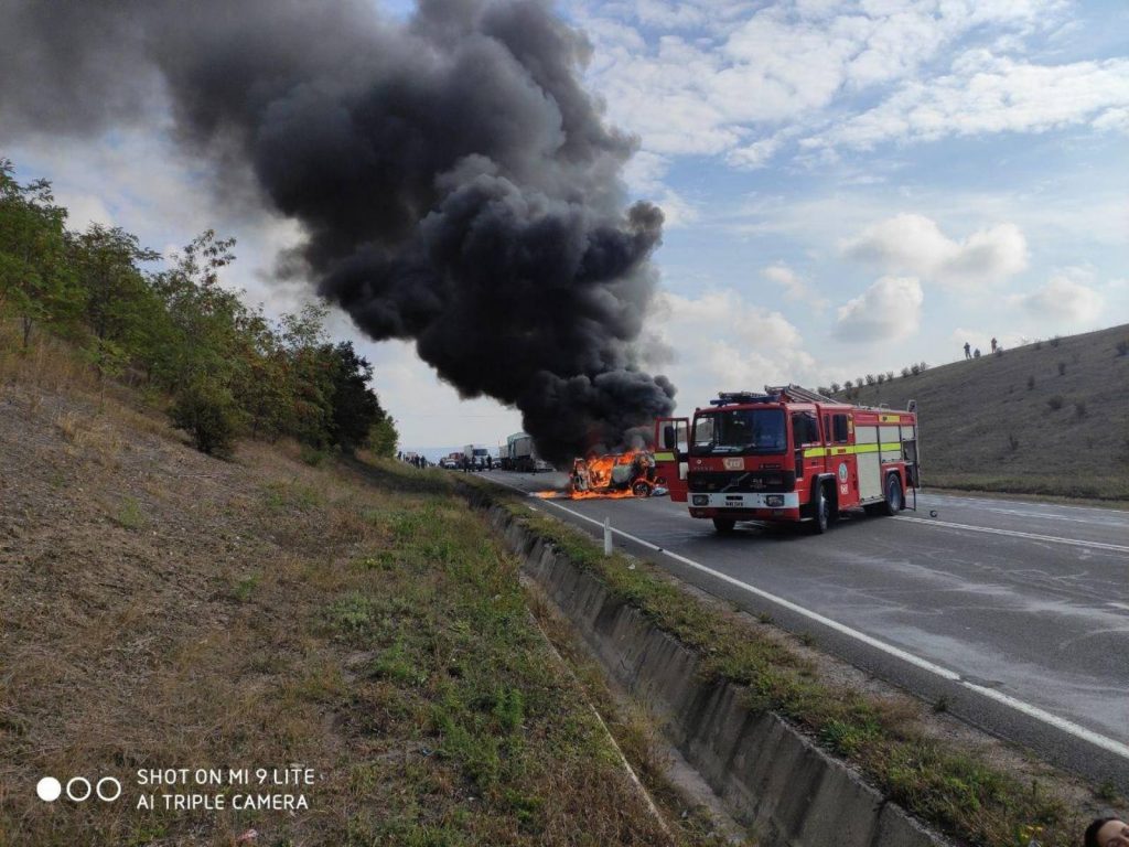 FOTO // Accident de proporții în raionul Ialoveni! Un automobil a ARS complet în urma loviturii