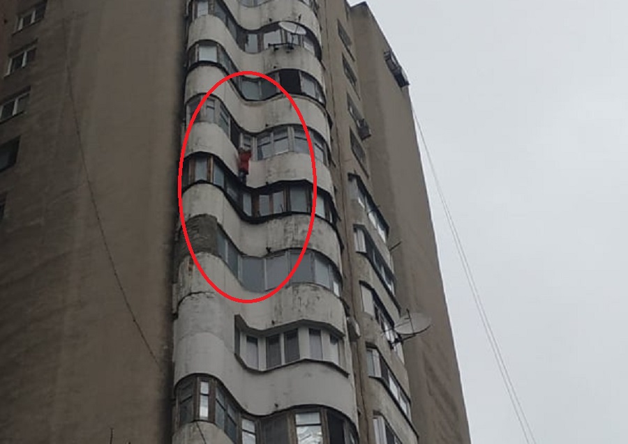 FOTO - O fetiță de 8 ani din Chișinău, la un pas să cadă de la etajul 12! A fost salvată de pompieri