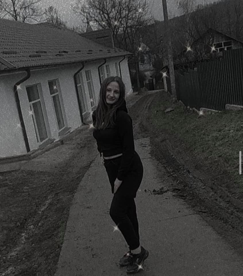 FOTO// A dispărut o fetiță de 15 ani. Rudele disperate cer ajutor. Iată cum arată 3 FOTO// A dispărut o fetiță de 15 ani. Rudele disperate cer ajutor. Iată cum arată