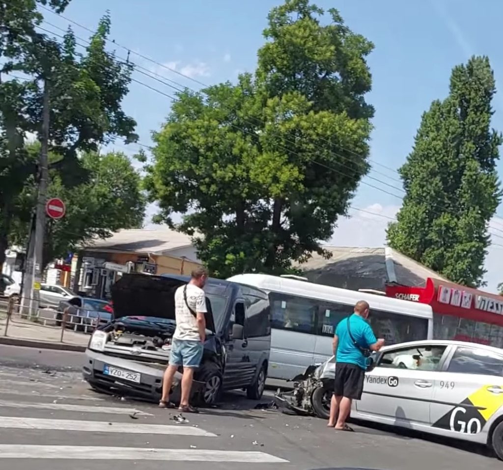 FOTO// Ambuteiaje de proporții în centrul capitalei după ce un taxi s-a tamponat violent cu un alt vehicul 2 FOTO// Ambuteiaje de proporții în centrul capitalei după ce un taxi s-a tamponat violent cu un alt vehicul