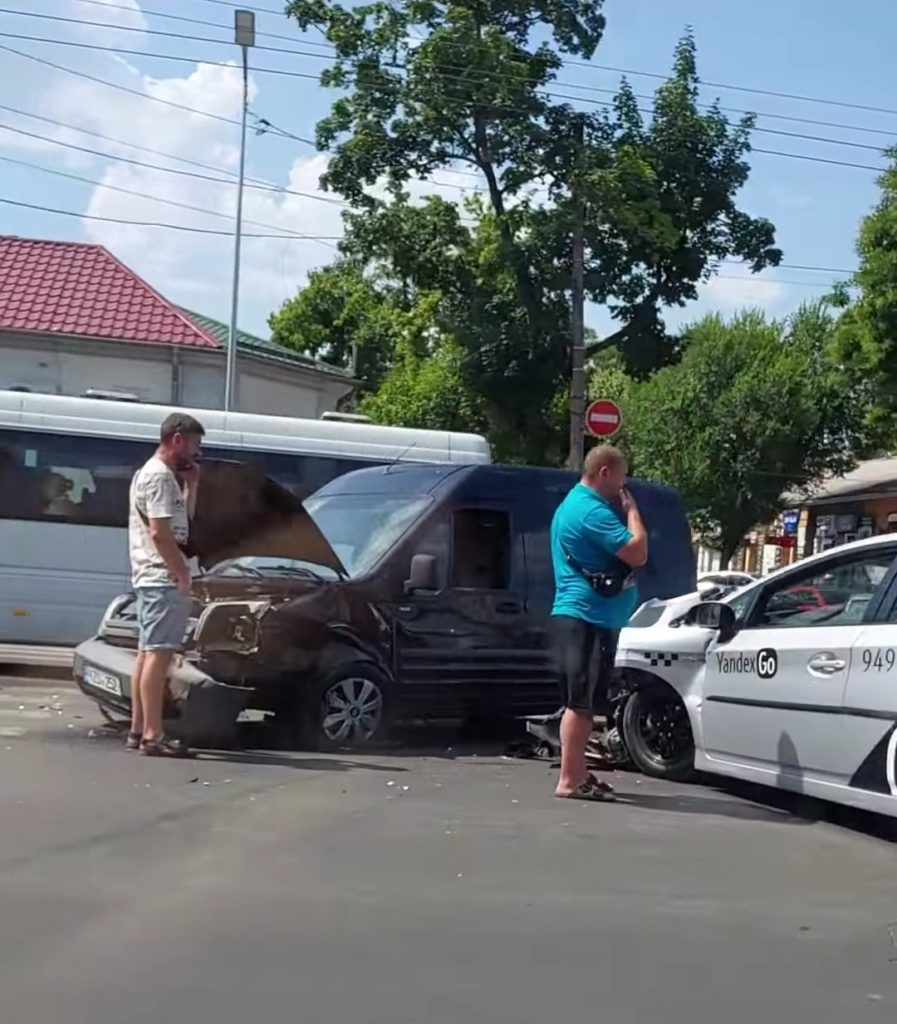 FOTO// Ambuteiaje de proporții în centrul capitalei după ce un taxi s-a tamponat violent cu un alt vehicul 3 FOTO// Ambuteiaje de proporții în centrul capitalei după ce un taxi s-a tamponat violent cu un alt vehicul