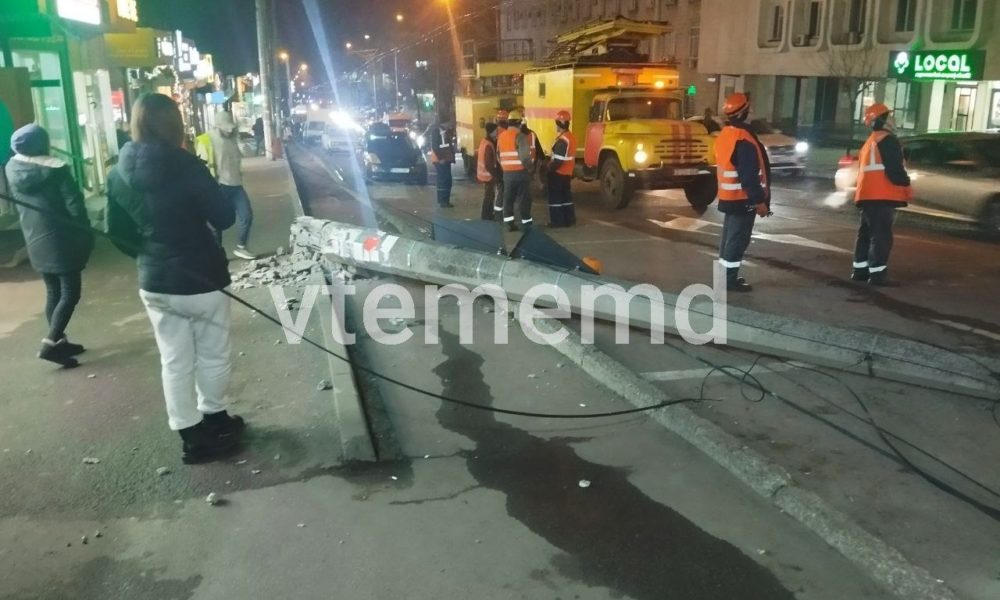 Incident neobișnuit în Capitală. Un troleibuz a doborât un pilon pe șoseaua Hîncești